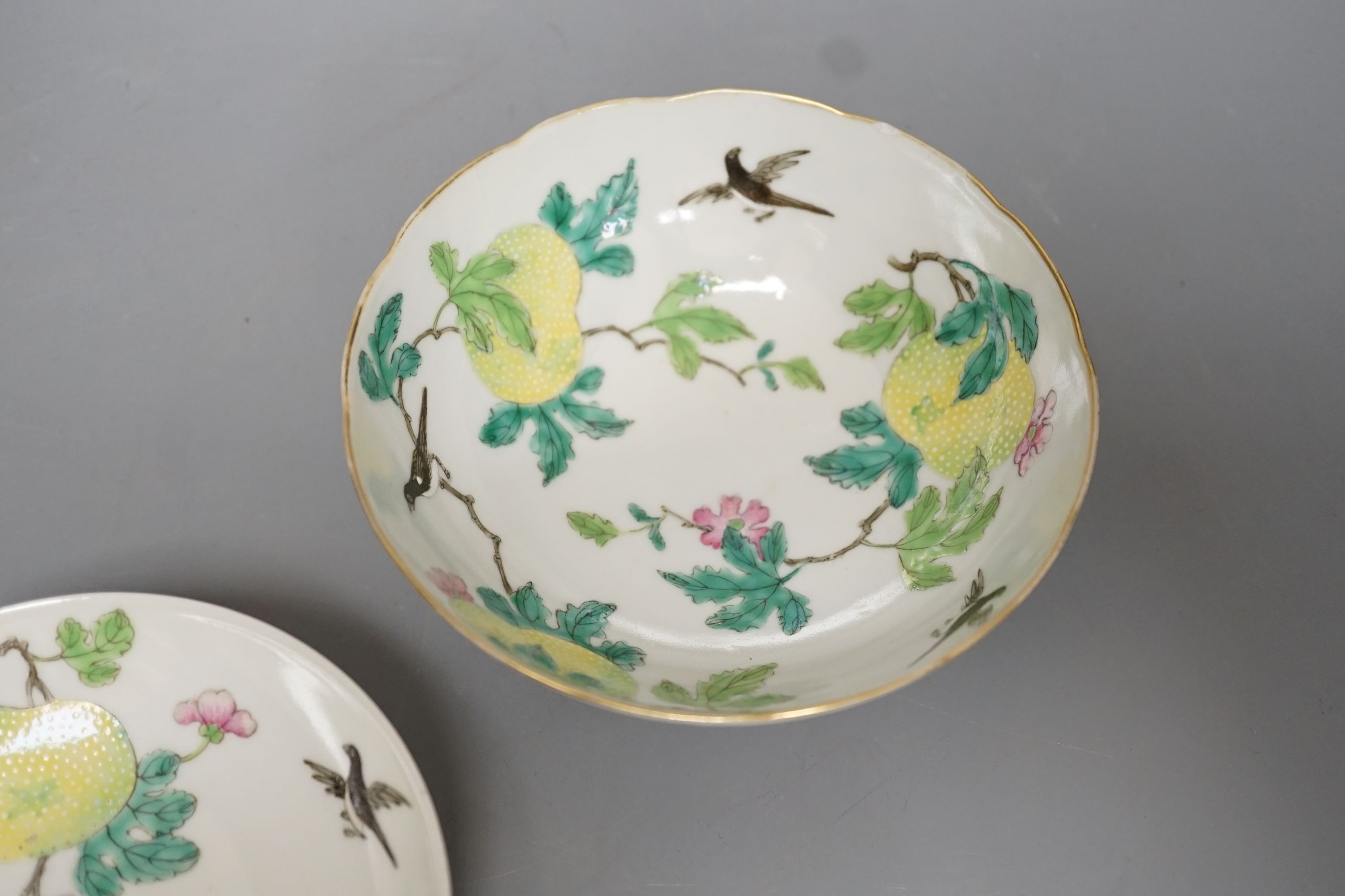 A Chinese famille rose bowl and cover, Xianfeng / Tongzhi period, unusually painted inside 14cm diameter